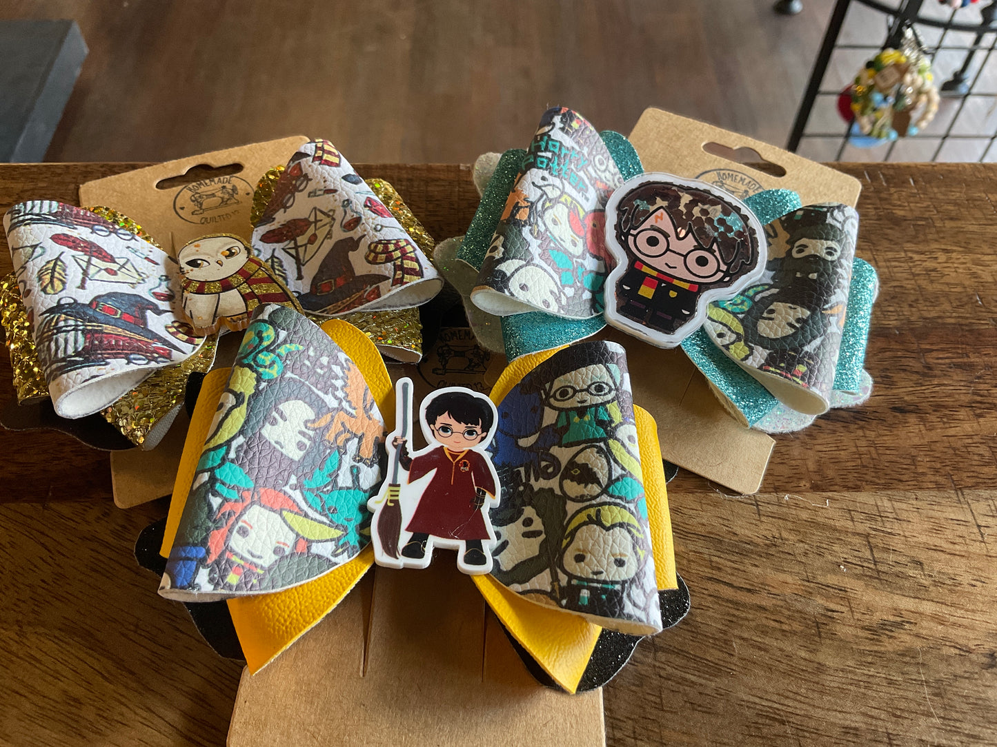 HP FAUX LEATHER BOW CLIP